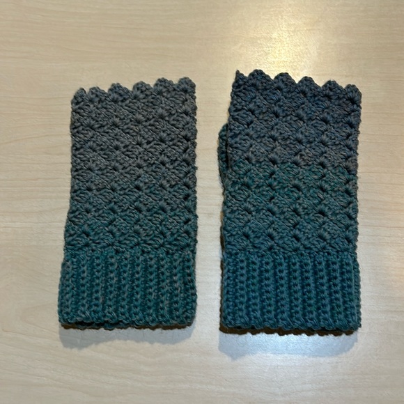 Handmade fingerless mittens - Picture 3 of 5